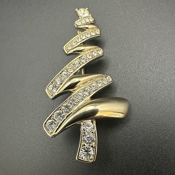 Christmas in July 🎄Vintage Monet Signed Brooch - Gold Toned with Clear Crystals - Picture 7 of 11